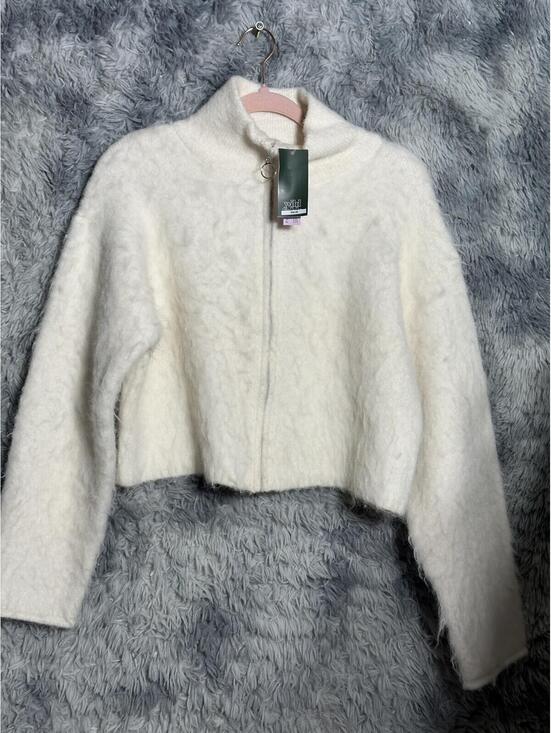 Jackets & Blazers - White Fuzzy Zip-Up Cropped Jacket